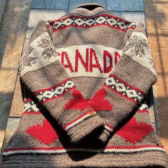 100% wool exterior with polyester lining coat. Size Large. - Picture 5 of 8